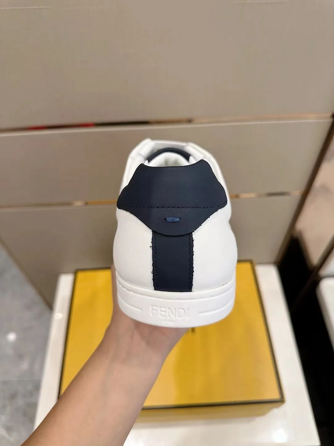 Factory price: 380💰 Fendi men's sports shoes - top version. In the corner, there is no limit to expression, highlighting the FF element cowhide to highlight personality, walking well! The shoe mouth is embossed with brand letters with a cowhide label. Cowhide upper + cowhide stitching mesh lining + T men's men's shoes 💰U outsole Size: 38-44, (customized at 45)